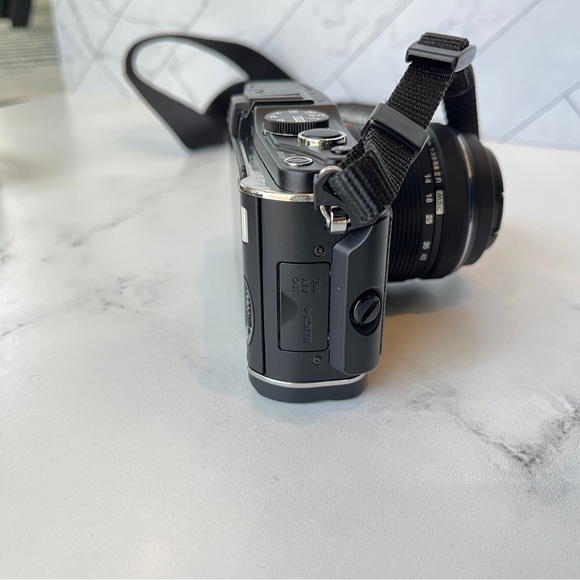 Olympus PEN E-P3 Mirrorless Digital Camera with Accessories and 2 Zoom Lenses - Picture 6 of 16